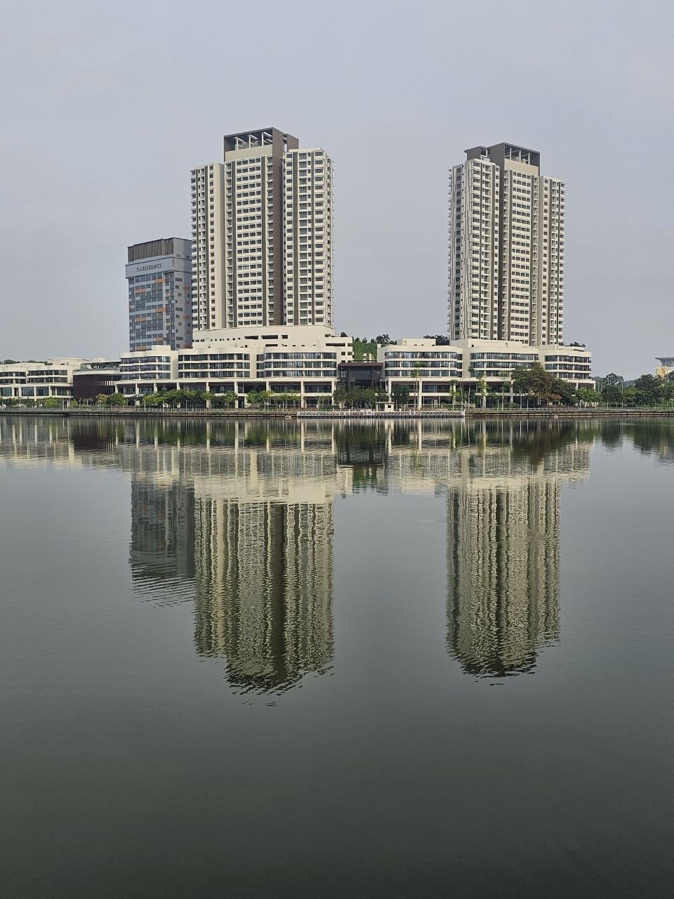 Pemandangan tepi tasik TERRA Residences