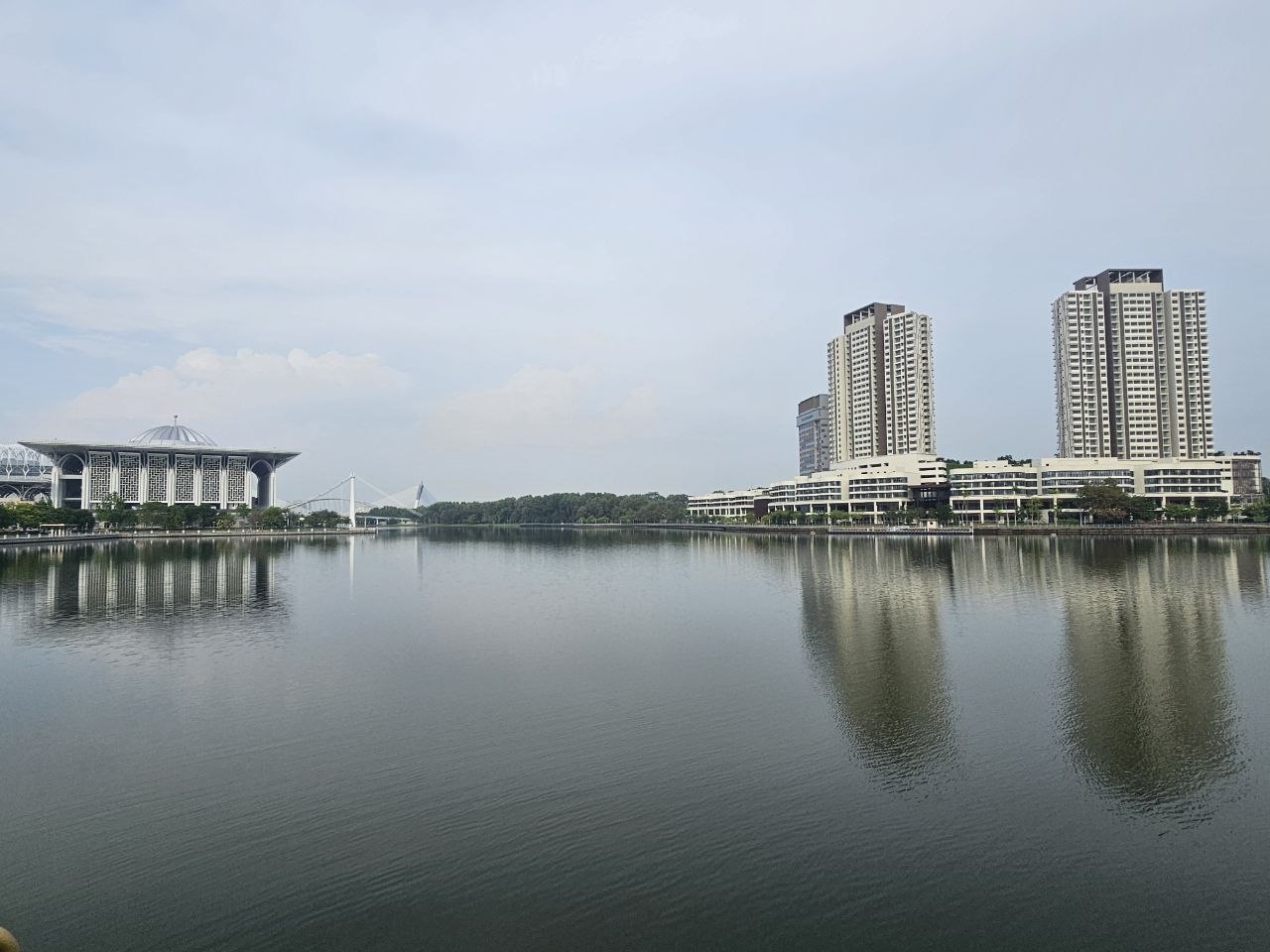 TERRA Residences dan kawasan tepi tasik