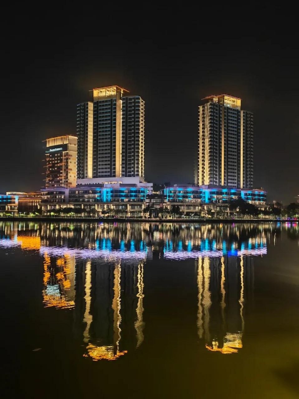 TERRA Residences malam dengan bulan penuh dan pantulan air
