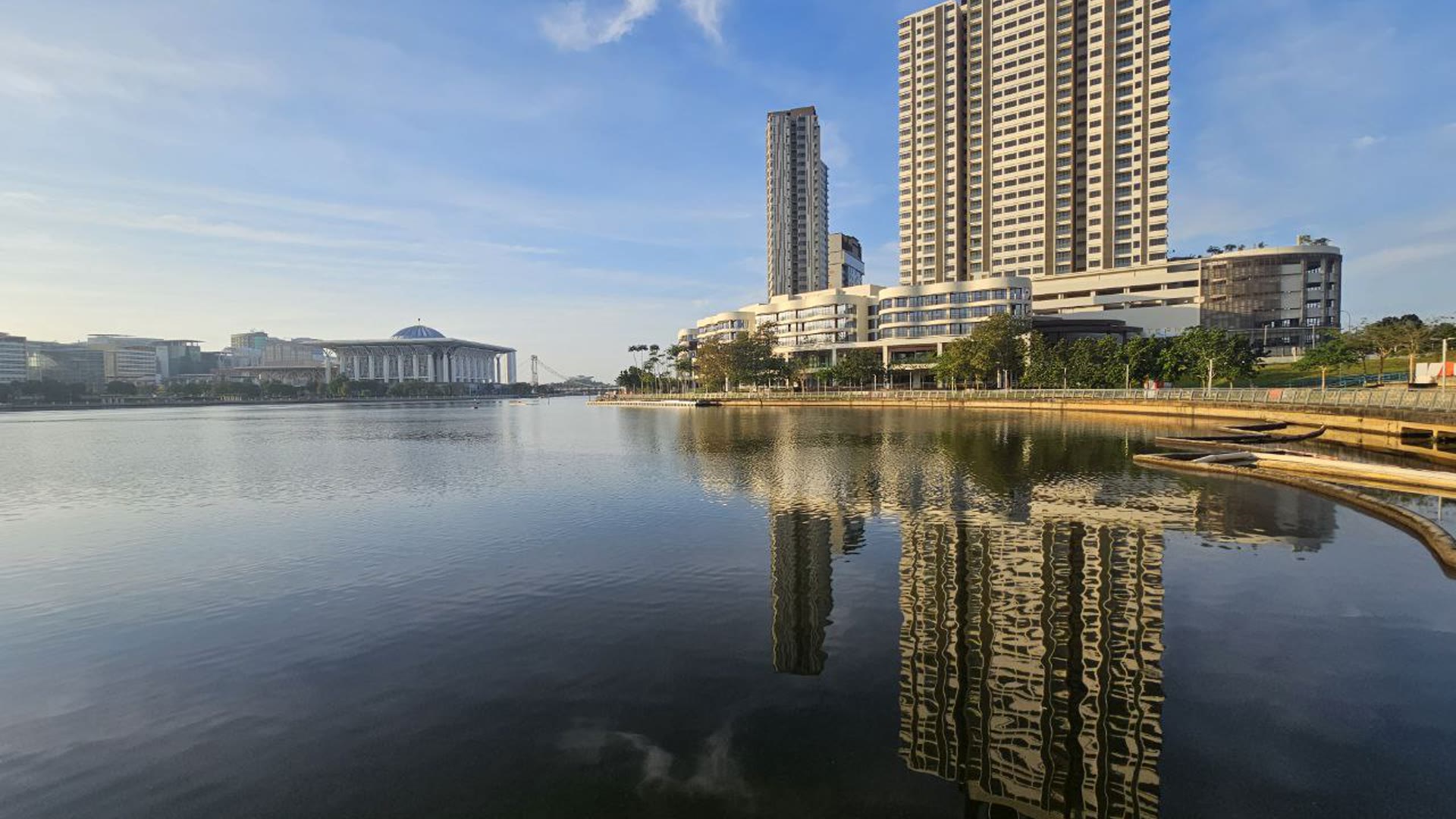 TERRA Residences pada waktu siang, pemandangan dari tasik
